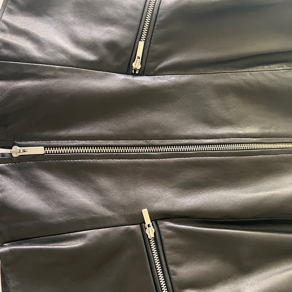 Hugo Boss Black Leather Jacket with Stand-Up Collar and Tailored Fit - Picture 3 of 9